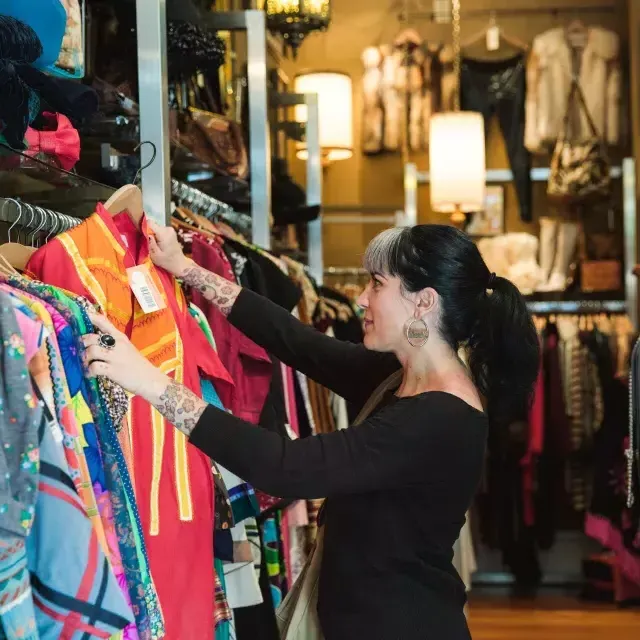 Eine Frau kauft in einer Boutique in San Francisco ein.